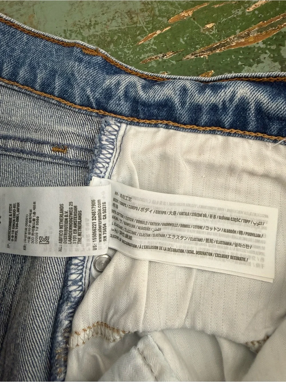 Abercrombie & Fitch CURVE LOVE Ultra High Rise 90s Straight Cut Off Shorts 25S